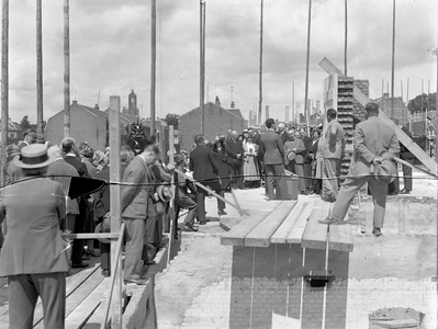 41880 Afbeelding van de eerste steenlegging van het Stedelijk Gymnasium (Homeruslaan) te Utrecht door de net voor zijn ...